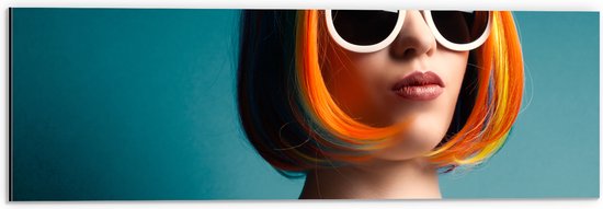 Dibond - Vrouw met Kleurrijk Haar en Witte Ronde Zonnebril tegen Blauwe Achtergrond - 60x20 cm Foto op Aluminium (Wanddecoratie van metaal)