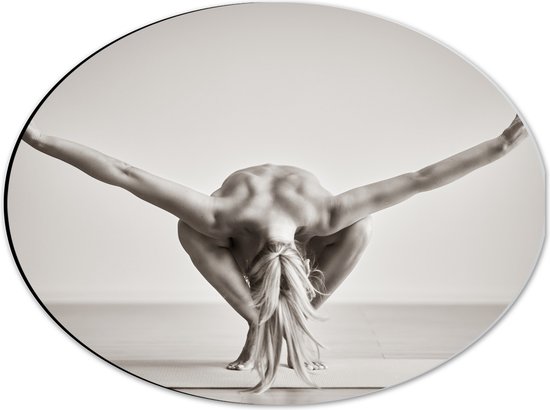 Dibond Ovaal - Vrouw met Gespreide Armen Yogapositie (Zwart- wit) - 40x30 cm Foto op Ovaal (Met Ophangsysteem)