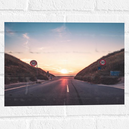 WallClassics - Muursticker - 30-weg naar Duinen met Zonsondergang - 40x30 cm Foto op Muursticker