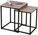 Ensemble de deux tables d'appoint carrées avec plateau en bois brun clair et cadre en métal noir, avec un magazine et un téléphone.