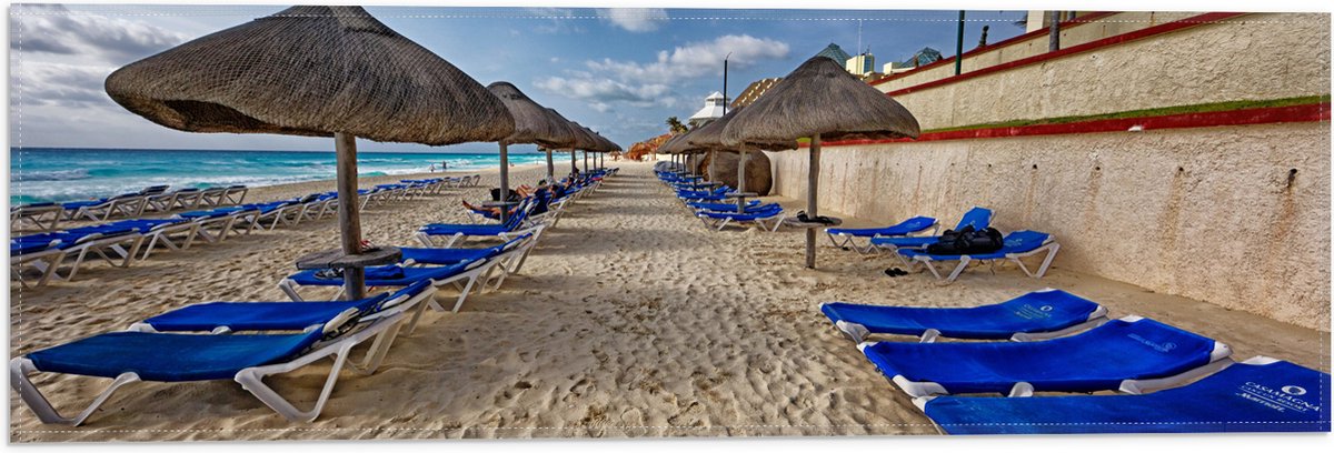 Vlag - Blauwe Ligbedden op Strand met Rieten Parasols - 60x20 cm Foto op Polyester Vlag