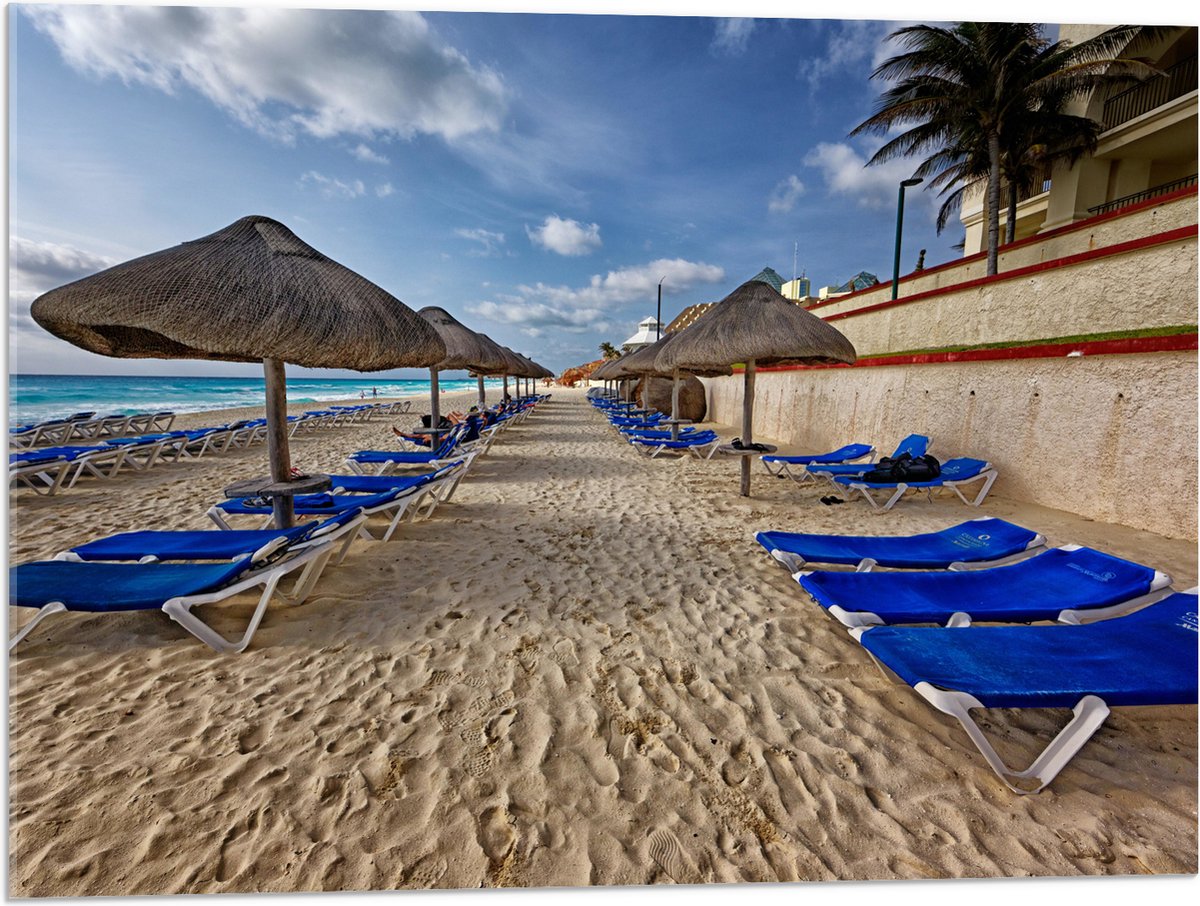 Acrylglas - Blauwe Ligbedden op Strand met Rieten Parasols - 80x60 cm Foto op Acrylglas (Wanddecoratie op Acrylaat)