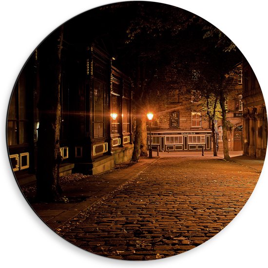 Dibond Muurcirkel - Straat in de Nacht - 50x50 cm Foto op Aluminium Muurcirkel (met ophangsysteem)