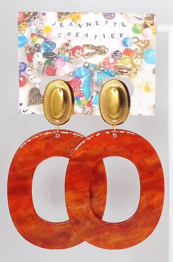 Donker oranje hars oorbellen met gouden details, omringd door kleine kralen en bedeltjes.