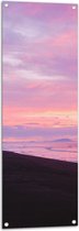 WallClassics - Tuinposter – Meerkleurig Pastel Tinten Lucht boven Zeewater - 40x120 cm Foto op Tuinposter (wanddecoratie voor buiten en binnen)