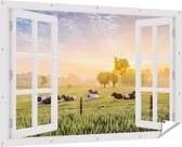 Gards Tuinposter Doorkijk Koeien in de Wei tijdens Zonsopgang - 180x120 cm - Tuindoek - Tuindecoratie - Wanddecoratie buiten - Tuinschilderij