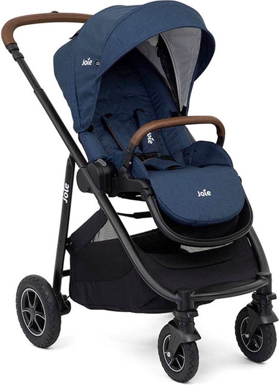 Donkerblauwe Joie kinderwagen met zwart frame, bruine handgrepen en zwenkwielen.