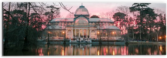 Dibond - Gebouw in Park met Roze Zonsondergang - 60x20 cm Foto op Aluminium (Wanddecoratie van metaal)