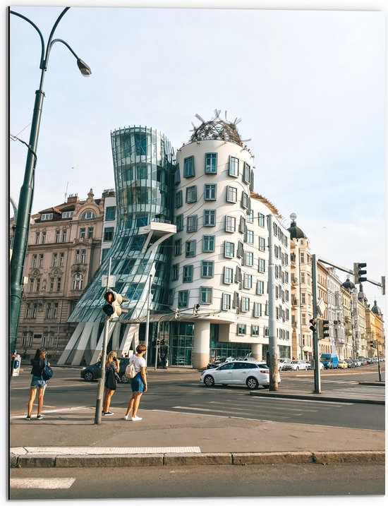 Dibond - Dansend Huis in Praag, Tsjechië - 60x80 cm Foto op Aluminium (Wanddecoratie van metaal)