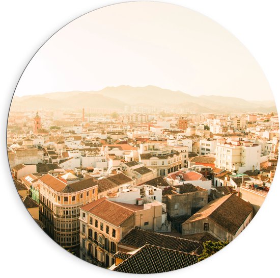 Cirkel met een panoramisch stadsgezicht van Madrid, Spanje bij zonsopgang. Veel daken en gebouwen, met bergen op de achtergrond.