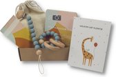 Kids Cultures - Giftbox S - Baby Geschenkset, Kraampakket, Babyshower, Kraammand - Kraamcadeau Jongen & Meisje - Bijtring, Speenkoord en Wenskaarten - Blauw