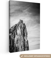 Canvas schilderij - Berg - Natuur - Klimmen - Zwart wit - Wanddecoratie woonkamer - Foto op canvas - Canvas doek - Slaapkamer decoratie - 80x120 cm - Muurdecoratie