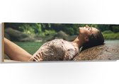 Hout - Poserende Vrouw in Glitter Zwemkleding in Rivier - 120x40 cm - 9 mm dik - Foto op Hout (Met Ophangsysteem)