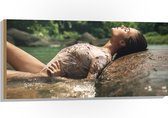 Hout - Poserende Vrouw in Glitter Zwemkleding in Rivier - 100x50 cm - 9 mm dik - Foto op Hout (Met Ophangsysteem)