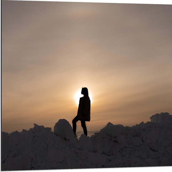 WallClassics - Dibond - Silhouet van Vrouw op Hoop Sneeuw - 80x80 cm Foto op Aluminium (Wanddecoratie van metaal)