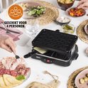 Gourmetset op tafel met vleeswaren, kaas en een glas water. Tekst: "Geschikt voor 4 personen".