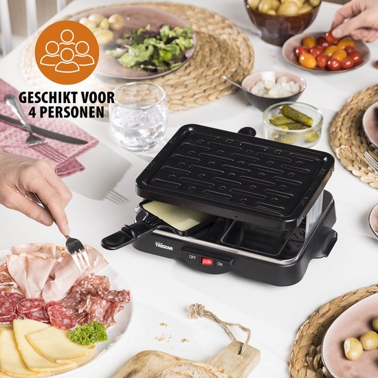 Gourmetset op tafel met vleeswaren, kaas en een glas water. Tekst: "Geschikt voor 4 personen".