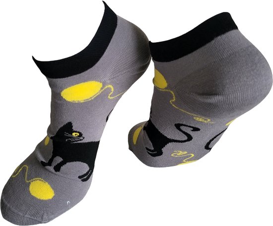 Verjaardags cadeau - Kat sokken – sneaker sokken - Poes sokken - vrolijke sokken - valentijn cadeau – lage sokken - grappige sokken - leuke dames en heren sokken - moederdag - vaderdag - Socks waar je Happy van wordt - Maat 37-44