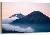 Hout - Wolken tussen de Grote Volkanen - 105x70 cm - 9 mm dik - Foto op Hout (Met Ophangsysteem)