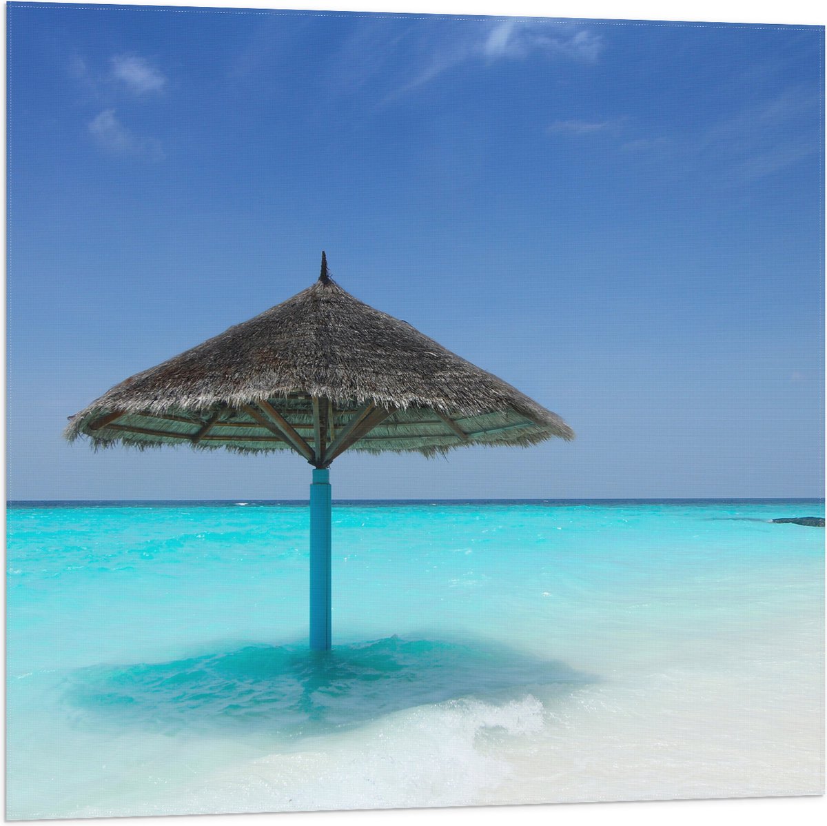 Vlag - Rieten Parasol op het Strand bij het Blauwe Water - 80x80 cm Foto op Polyester Vlag