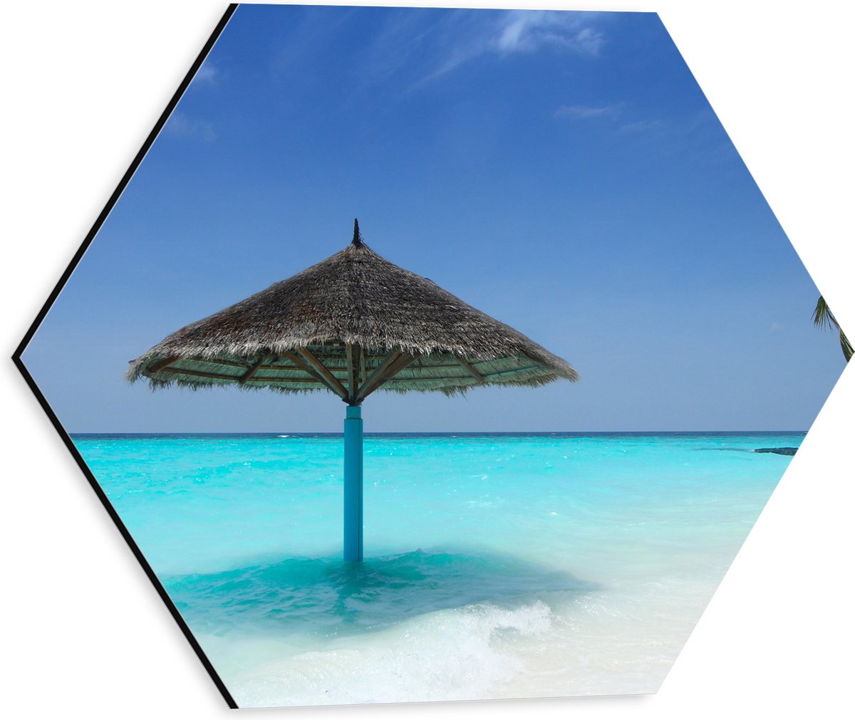Dibond Hexagon - Rieten Parasol op het Strand bij het Blauwe Water - 30x26.1 cm Foto op He
