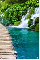 Tuinposter - Tuinschilderij voor buiten - Schuttingdoek - Tuin - Brug - Water - Planten - Waterval - Groen - Schutting decoratie - Tuinposters - Tuindecoratie - Schuttingposter - 60x90 cm - Tuindoek - Buitenposter