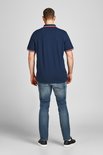 Achterkant van een man die een donkerblauwe polo met gestreepte kraag en mouwen draagt.