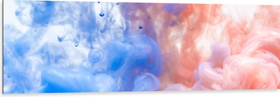 Dibond - Blauwe en Oranje Rook tegen Witte Achtergrond - 150x50 cm Foto op Aluminium (Wanddecoratie van metaal)