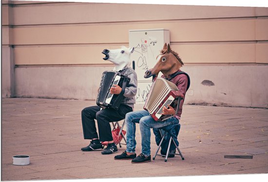 Dibond - Twee Personen met Paarden Maskers Spelend op Accordeon - 120x80 cm Foto op Aluminium (Met Ophangsysteem)