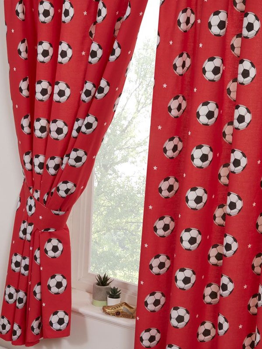 Gordijnen (set van 2 stuks) voor de kinderkamer 183 cm hoog en 168 cm breed rood met zwart-witte voetballen (football) en sterren / sterretjes, kant en klaar (jongens voetbal slaapkamer)