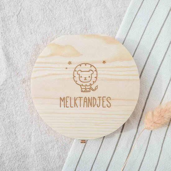 Houten rond bewaardoosje met leeuwtje en tekst 'MELKTANDJES', gesloten.