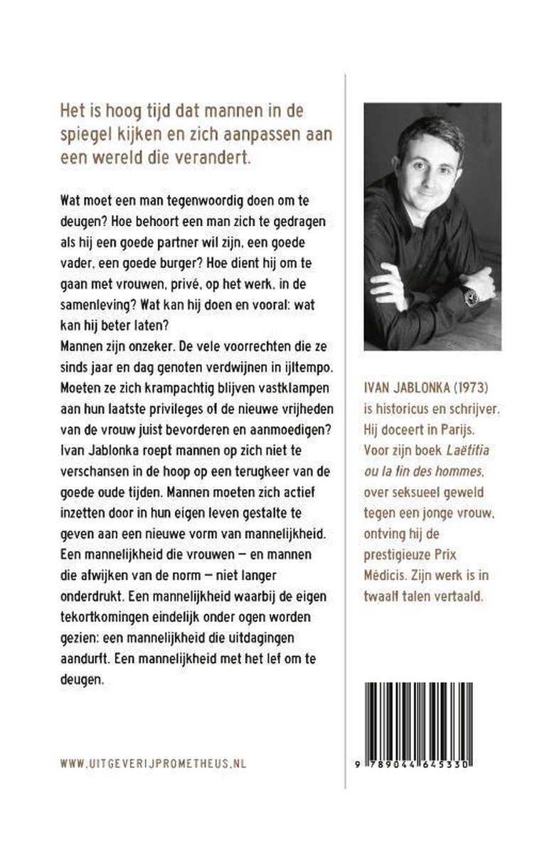 Portret van Ivan Jablonka, schrijver en docent, in een zwart shirt met opgestroopte mouwen.