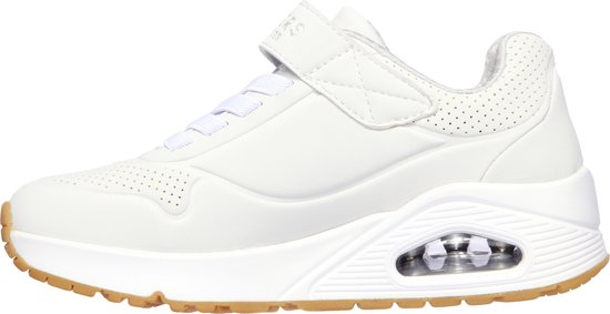 Witte sneaker met klittenbandsluiting, veters en gummi zool met zichtbare luchtkussens.