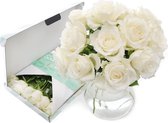 Witte brievenbus rozen