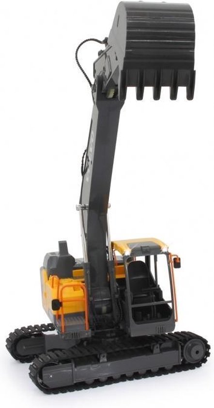 Grijze en gele Volvo graafmachine met de bak omhoog op witte achtergrond.
