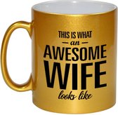 Awesome wife / echtgenote gouden cadeau mok / beker 330 ml