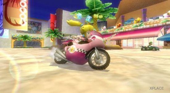 Prinses Peach rijdt op een roze motor met witte ruiten, in een winkelstraat met palmbomen. Een groene kart is zichtbaar op de achtergrond.