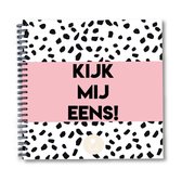 cadeau voor vrouw -  kado vrouwen - vrouwen cadeautjes - opgroeiboek kind - Invulboek 1-4 jaar - roze - invulboek voor een meisje - Studio Ins & Outs