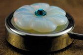 Tassenhanger Tassenhaak ONI Bloom Opal Ocean met Swarovski in mooi organza zakje
