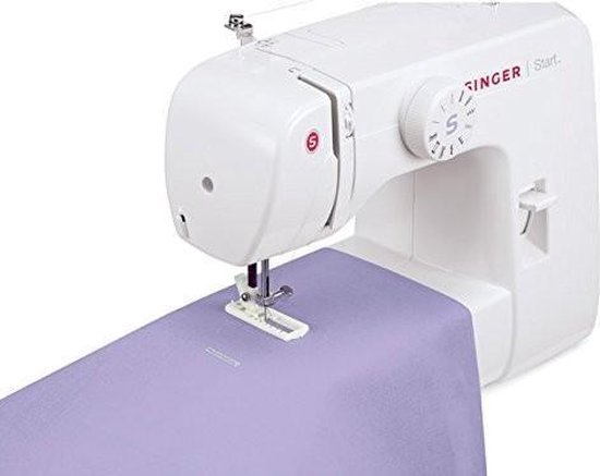 Witte Singer Start naaimachine met paars stof onder de naald.