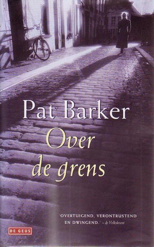 Couverture du livre 'Over de grens' de Pat Barker. Une personne marche sur une rue pavée.