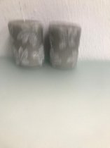 Kaarsen - 2 stuks - grijs - met bloemetjes opdruk