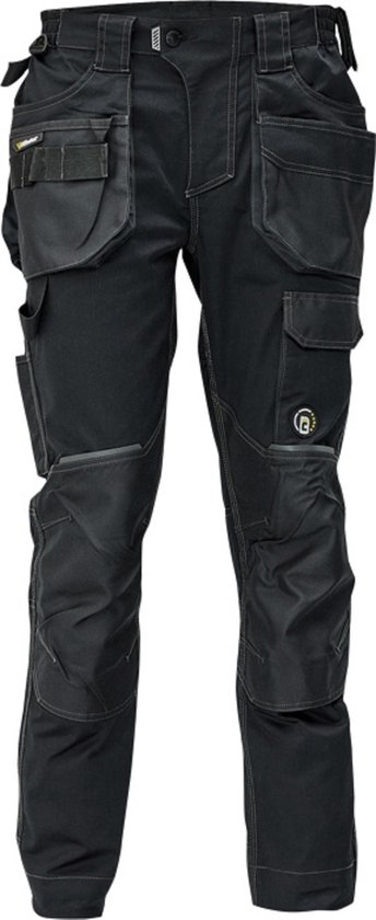 Zwarte werkbroek met veel zakken, verstevigde knieën en oranje logo op de rechterpijp.