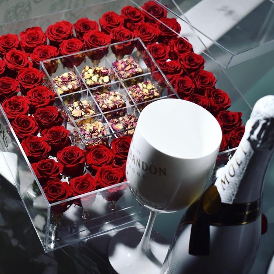 Flowerbox Longlife Khloe rood - Ruim assortiment aan Luxe & Handgemaakte cadeaus - Verras op een speciale manier - 2 jaar houdbare rozen!