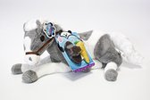 Paarden knuffel liggend grijs/wit incl. verzorgings set