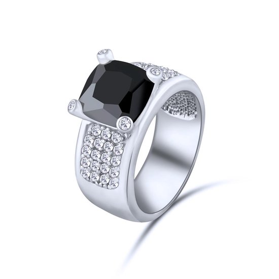 Bague argentée avec une grande pierre noire carrée, entourée de petites pierres blanches.