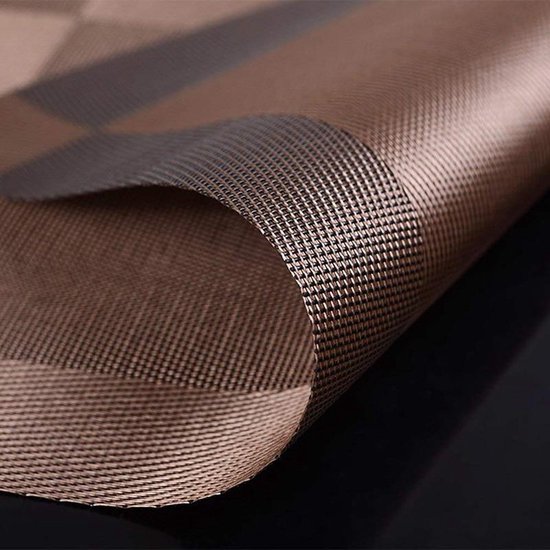 Bruine placemat met een geweven textuur en een ruitpatroon, deels opgerold.