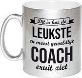 Dit is hoe de leukste en meest geweldige coach eruitziet cadeau koffiemok / theebeker - zilverkleurig - 330 ml - verjaardag / bedankje - cadeau trainer / trainster