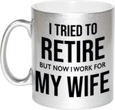 I tried to retire but now I work for my wife koffiemok / theebeker - 330 ml - zilverkleurig - kantoorhumor / VUT / pensioen - grappige cadeau mok / beker voor collega