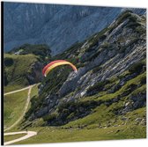 Dibond –Parachute Tussen de Bergen– 100x100 Foto op Aluminium (Met ophangl)